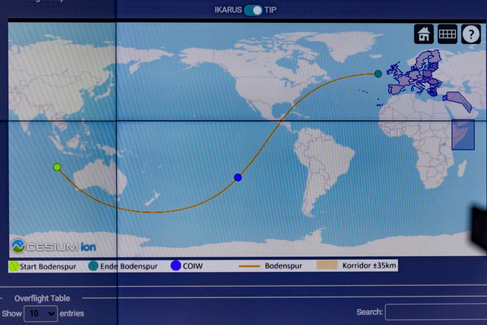 Die Linie auf der Weltkarte zeigte am Freitag die Flugbahn des ausrangierten Batteriepakets.