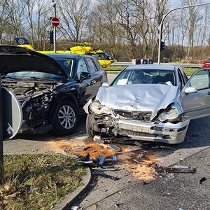 Schwerer Unfall in Billstedt. Sechs Verletzte, darunter drei Kinder