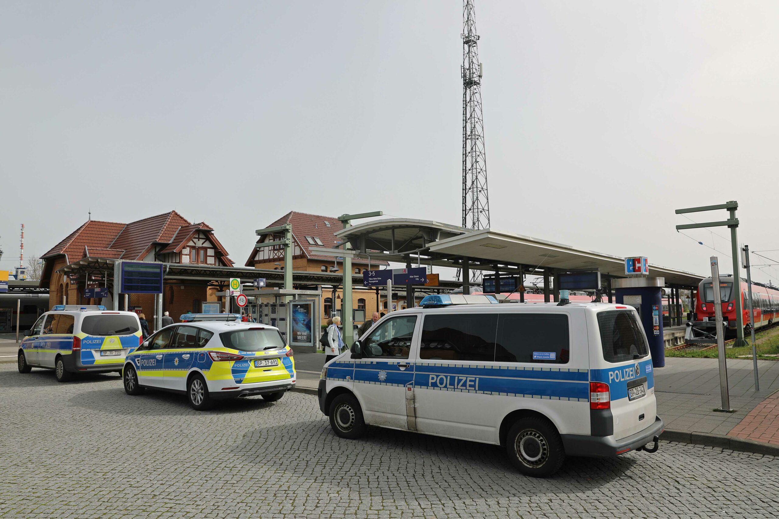 Mehrere Polizeiwagen stehen vor dem Warnemünder Bahnhof