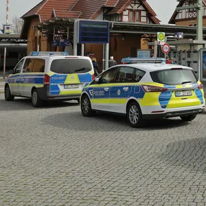 Mehrere Polizeiwagen stehen vor dem Warnemünder Bahnhof