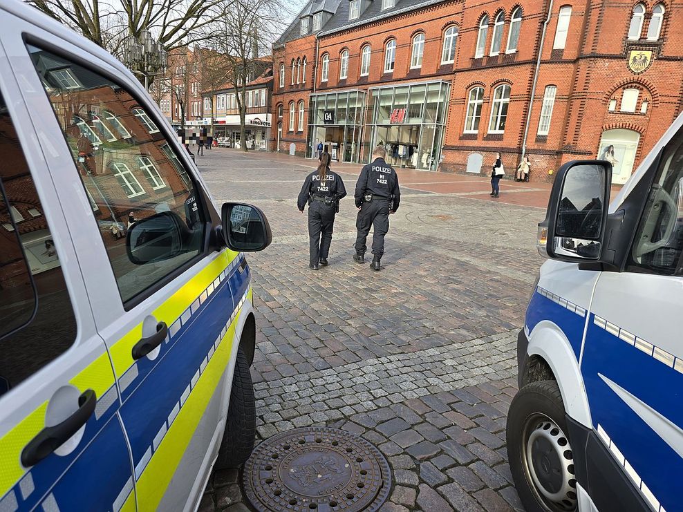 Eine Polizistin und ein Kollege in der Stader Innenstadt