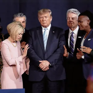 Sie feiern ihn wie eine Heilsfigur: Trump bei einem Gebet evangelikaler Christen.