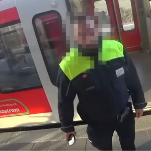 MontanaBlack filmte in seinem Stream unter anderem einen Sicherheitsmitarbeiter der Deutschen Bahn.