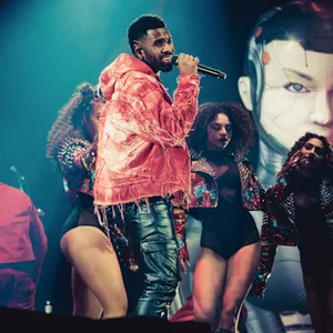 Jason Derulo trat am Sonntagabend in der Barclays Arena auf – mehr als ein Dutzend Tänzer:innen waren mit ihm auf der Bühne.