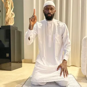 Antonio Rüdiger streckt einen Finger gen Himmel