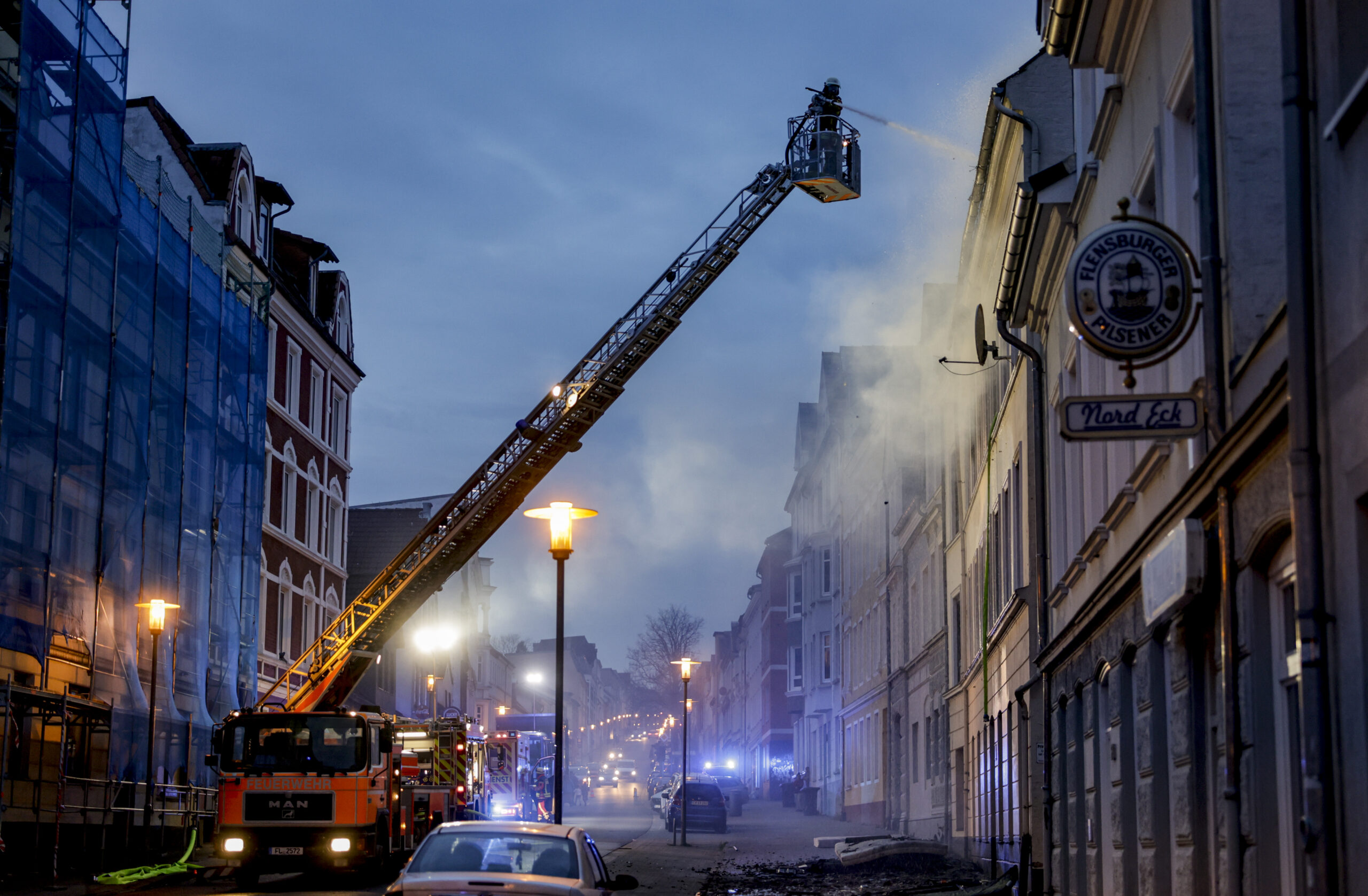 Die Feuerwehr ist beim Brand in der Flensburger Neustadt im Einsatz. Bei dem Feuer im Mai 2023 sind zwei Menschen ums Leben gekommen und mehrere verletzt worden.