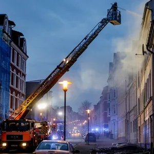 Die Feuerwehr ist beim Brand in der Flensburger Neustadt im Einsatz. Bei dem Feuer im Mai 2023 sind zwei Menschen ums Leben gekommen und mehrere verletzt worden.