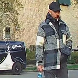 Mercedes in Rahlstedt in Brand gesteckt. Die Polizei fragt: Wer kennt diesen Mann ?