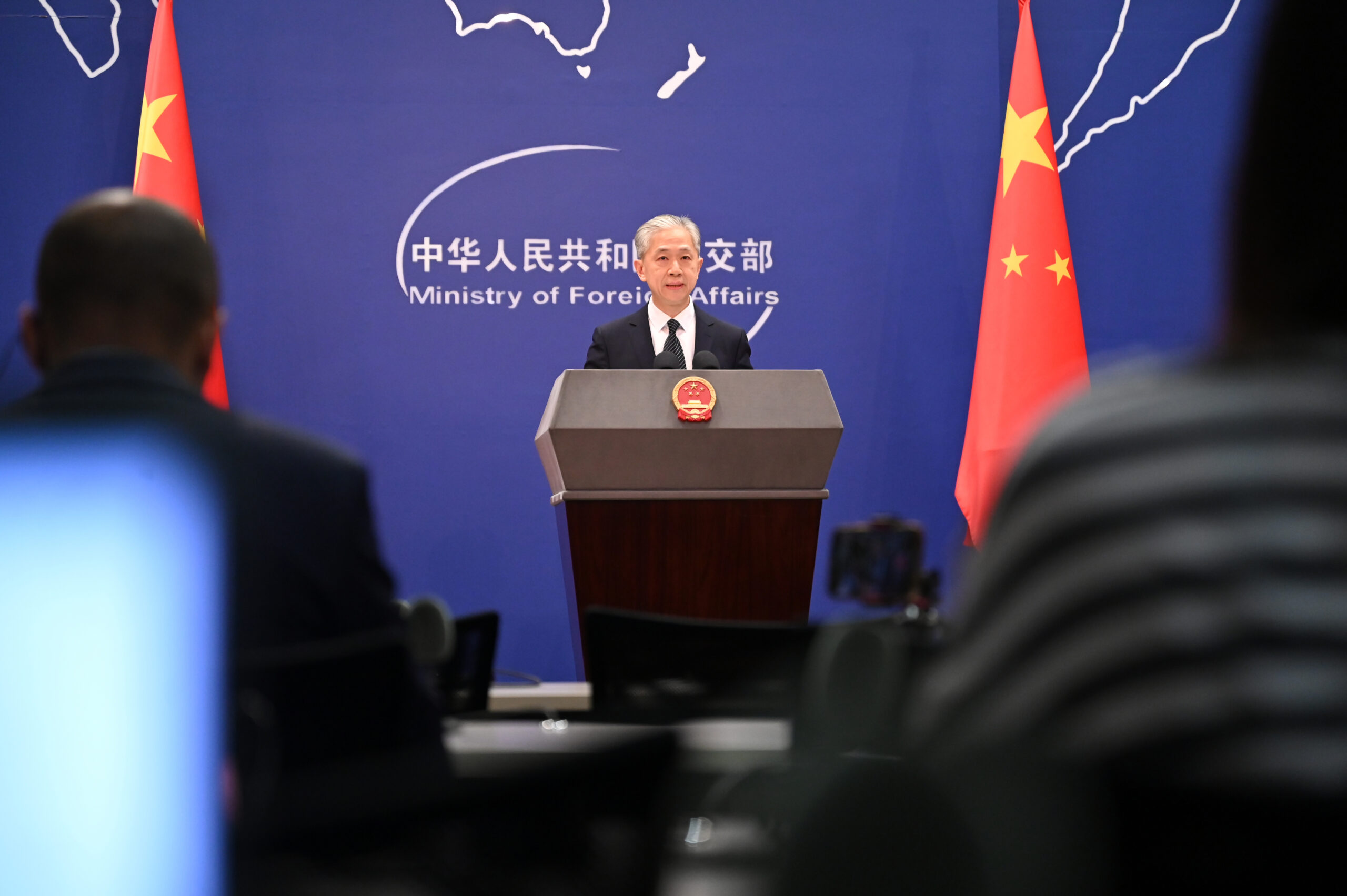 Wang Wenbin, der Sprecher des chinesischen Außenministeriums, spricht auf einer Pressekonferenz.