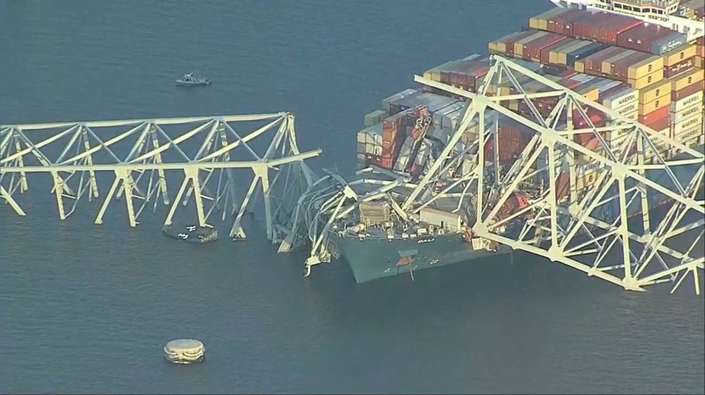 Der Container-Riese „Dali“ hat die Brücke auf mehreren Hundert Metern Länge eingerissen.