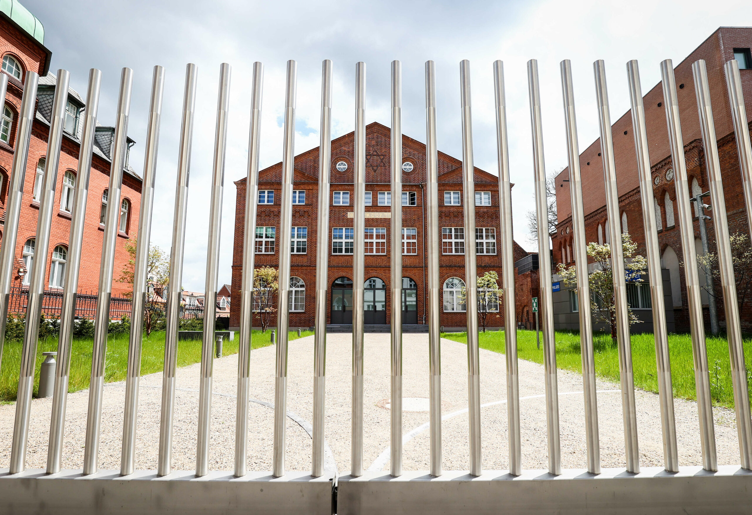 Die Lübecker Synagoge hinter einem Metallzaun