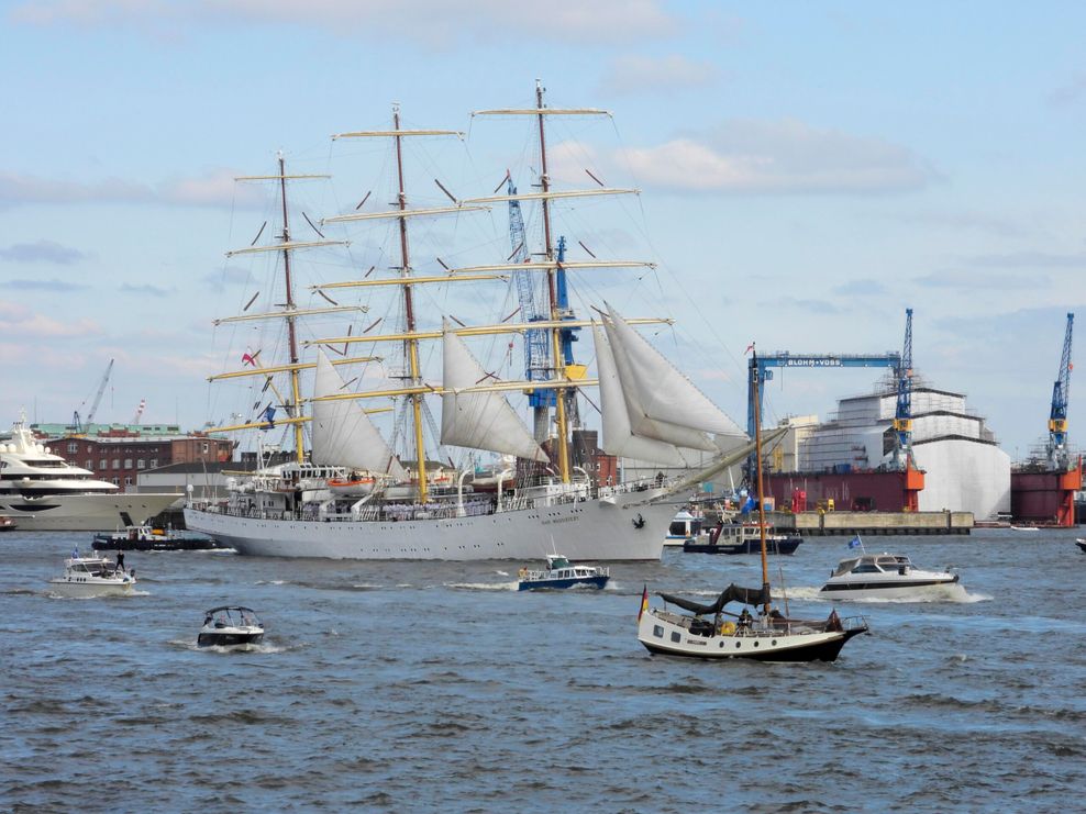 Die polnische „Dar Mlodziezy“ ist mit 109 Metern Länge eines der größten noch fahrenden Segelschiffe der Welt.