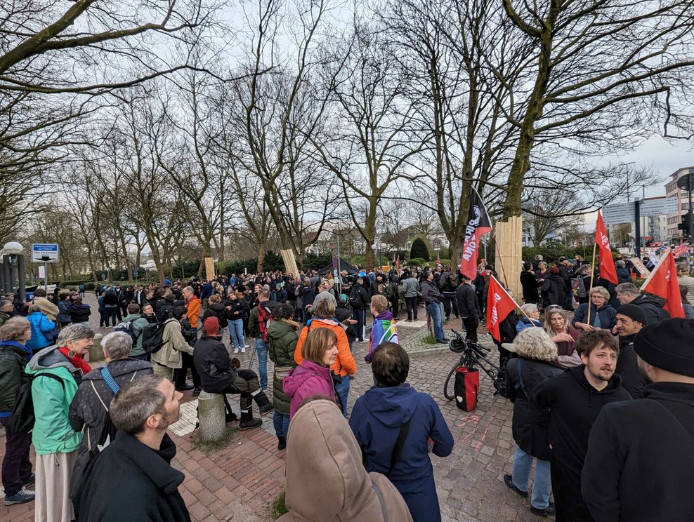 Immer mehr Menschen versammeln sich vor dem Rathaus Altona.