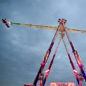 Das neue Fahrgeschäft EVOLUTION auf dem Hamburger DOM ist zu sehen.