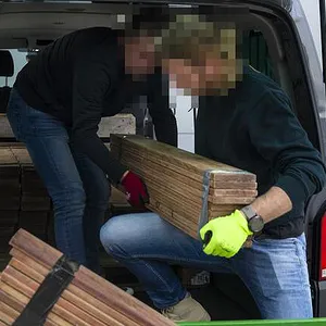 In ausgefrästen Holzbrettern versteckt: Große Mengen Kokain im Hamburger hafen entdeckt.