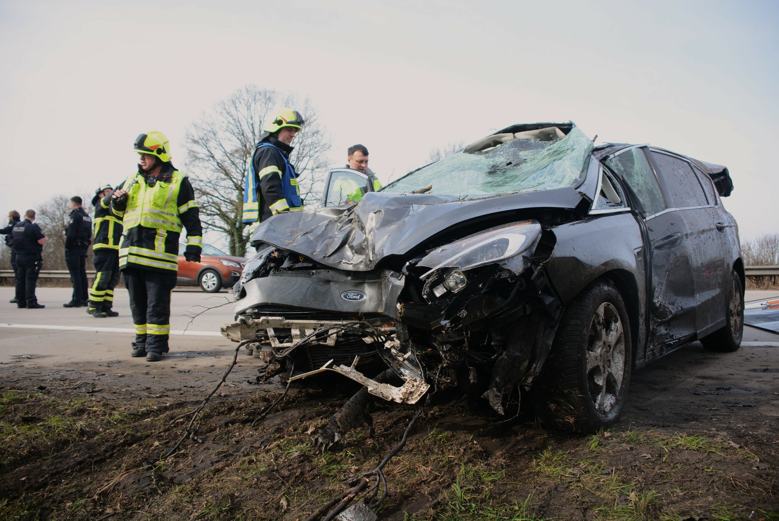 Schwerer Unfall auf A1 bei Bargteheide. Fünf verletzte in Klinik. Autobahn Richtung Lübeck gesperrt