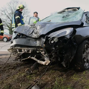 Schwerer Unfall auf A1 bei Bargteheide. Fünf verletzte in Klinik. Autobahn Richtung Lübeck gesperrt
