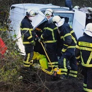 Feuerwehrkräfte bei der Bergung des Fahrers.