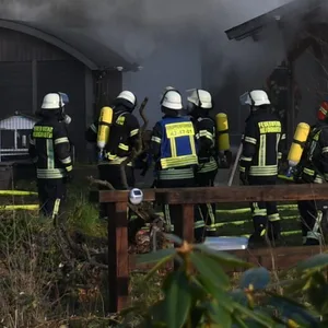 Dichter Rauch zieht aus dem Haus.