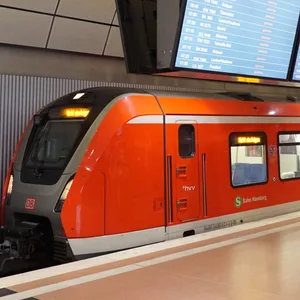 Hier geht gar nichts mehr: Die S-Bahn-Station Flughafen kurz vor Streikbeginn am Mittwochabend.