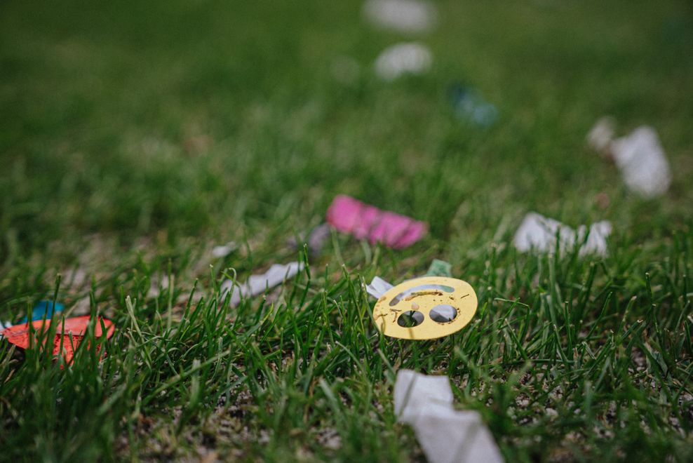 Konfetti-Schnipsel auf dem Rasen am Millerntor