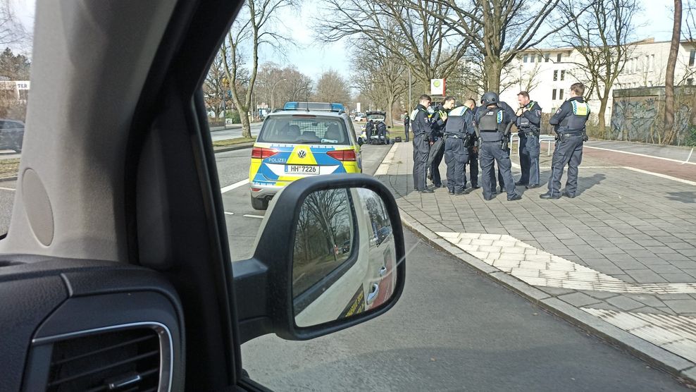 Großeinsatz in Osdorf – schwer bewaffnete Polizisten sperren Straßen