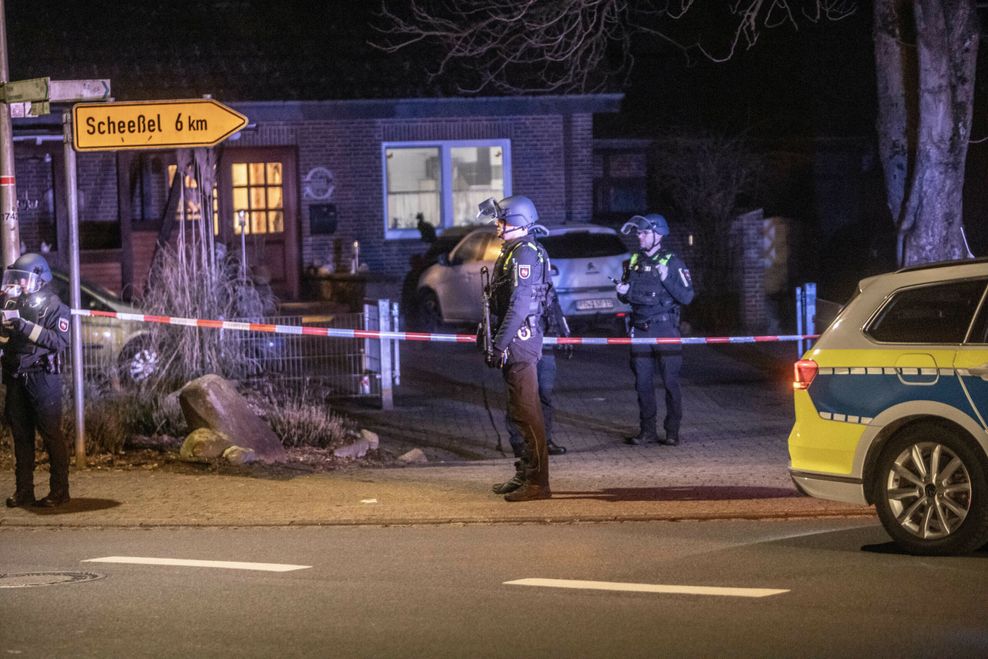 Polizisten sichern einen der Tatorte im Kreis Rotenburg