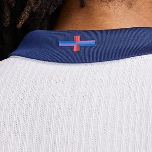 Englands neues Nationaltrikot mit blau-violettem Kreuz im Nacken