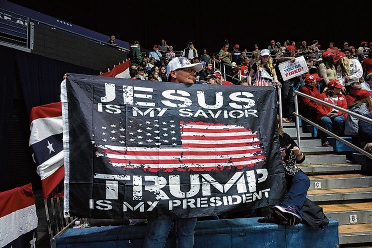 Trump-Fans verbinden das Christentum mit dem Ex-Präsidenten auf ihren Bannern.