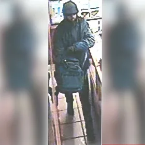 Mit diesem Bild aus einer Überwachungskamera fahndet die Polizei nach dem Täter.