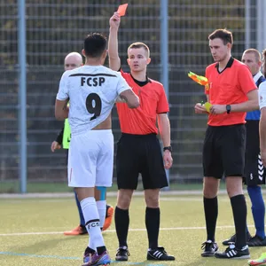 FC St. Pauli-Spieler Alberto G. bekommt die Rote Karte