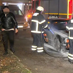 Brand an Mercedes in Lurup – Feuerwehrlöscht rechtzeitig. War es Brandstiftung ?