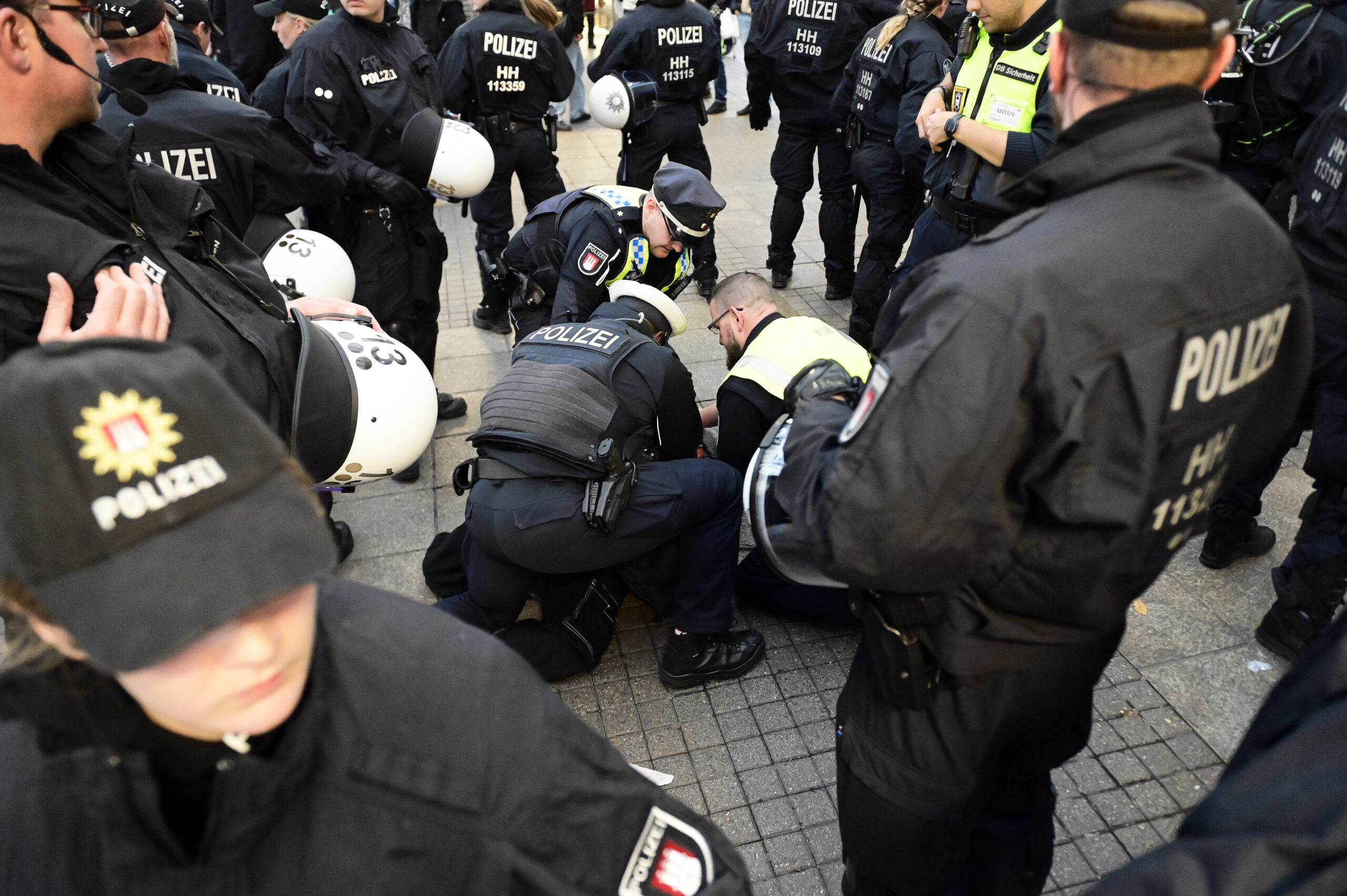 Polizisten bei einer Festnahme am Hauptbahnhof (Archivbild).