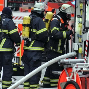 Feuer in vermüllter Wohnung in Bramfeld – zwei menschen verletzt gerettet