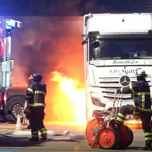 Auf Hof einer Stedition in Billstedt – Lkw fängt Feuer