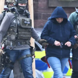 Im Innenhof eines Behördenzentrums in Karlsruhe wird die frühere RAF-Terroristin Daniela Klette zu einem Hubschrauber geführt.