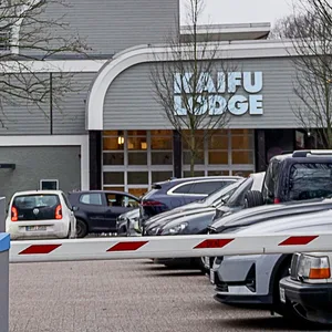 Der Parkplatz vor der "Kaifu-Lodge" ist abends oft voll. Auf die Tiefgarage des benachbarten Krankenhauses wollen Autofahrende kaum ausweichen.