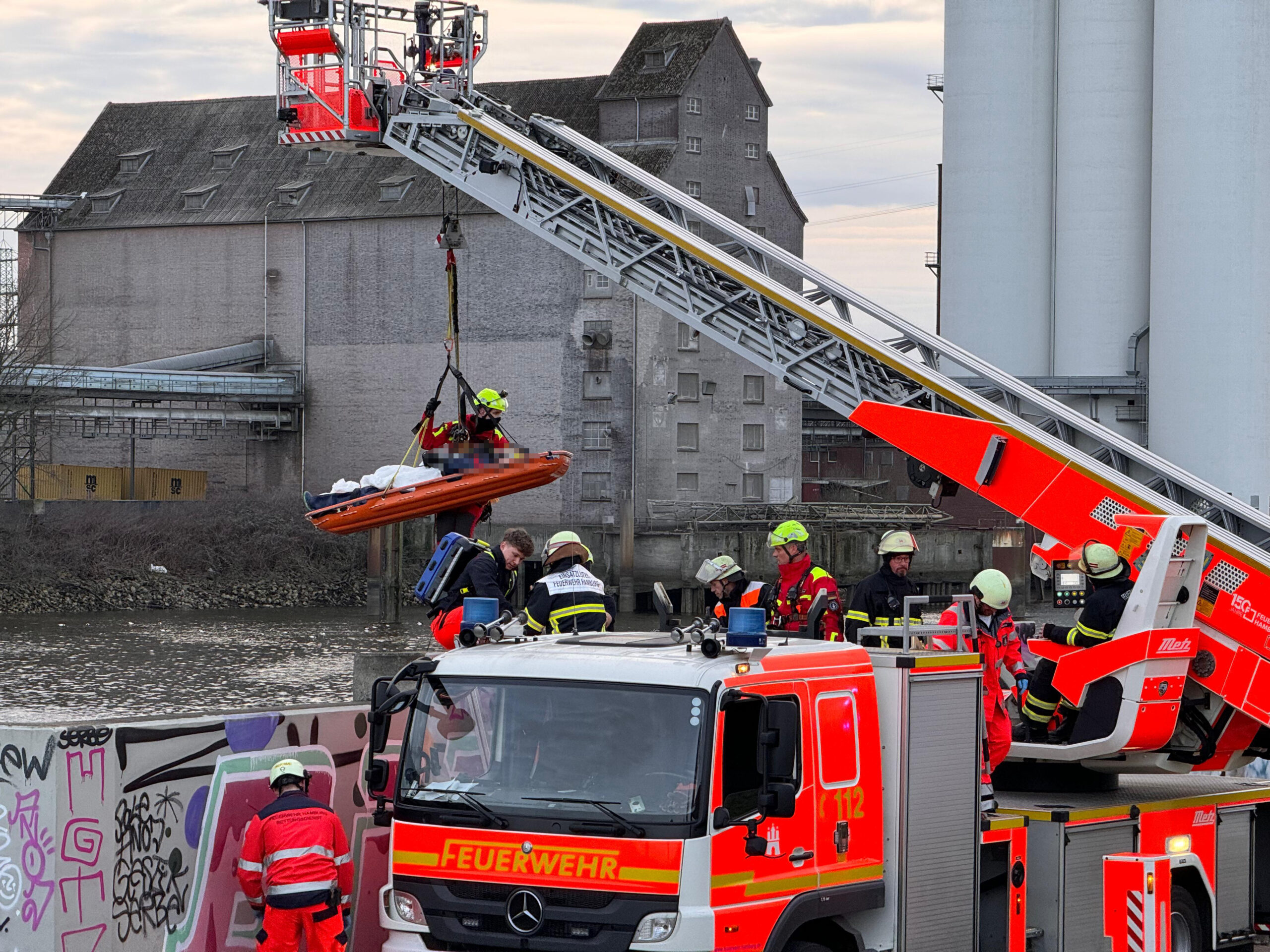 Hamburg Rettung Flutschutzmauer schwer verletzt
