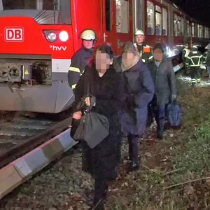 Polizei und Feuerwehr evakuierten die Fahrgäste.