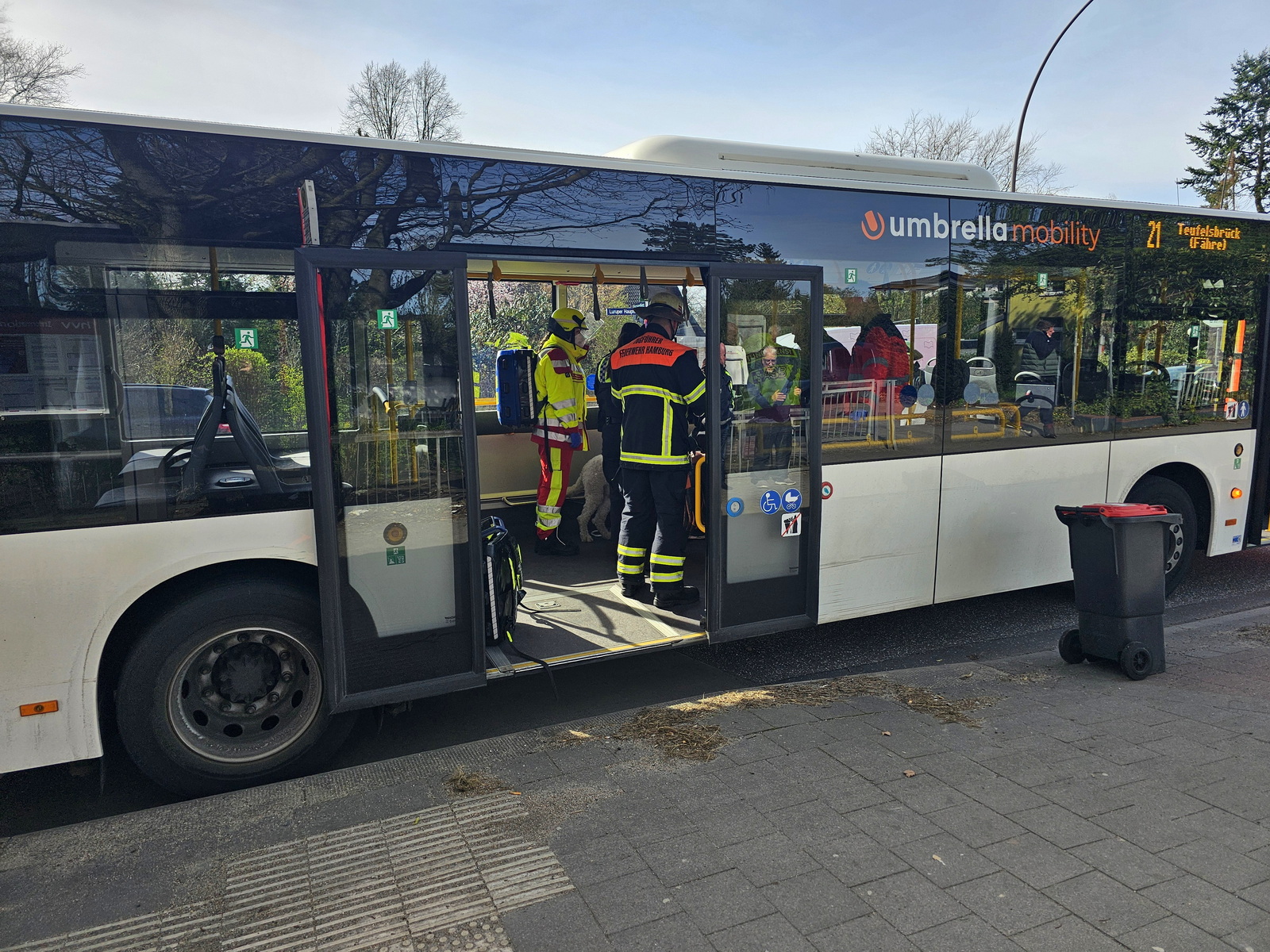Rettungskräfte versorgen verletzte Fahrgäste im Bus.