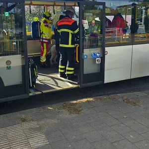 Rettungskräfte versorgen verletzte Fahrgäste im Bus.