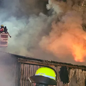 Rund 100 Feuerwehrkräfte sind in Oering im Einsatz.