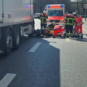 Rettungskräfte versorgen den Rollerfahrer.