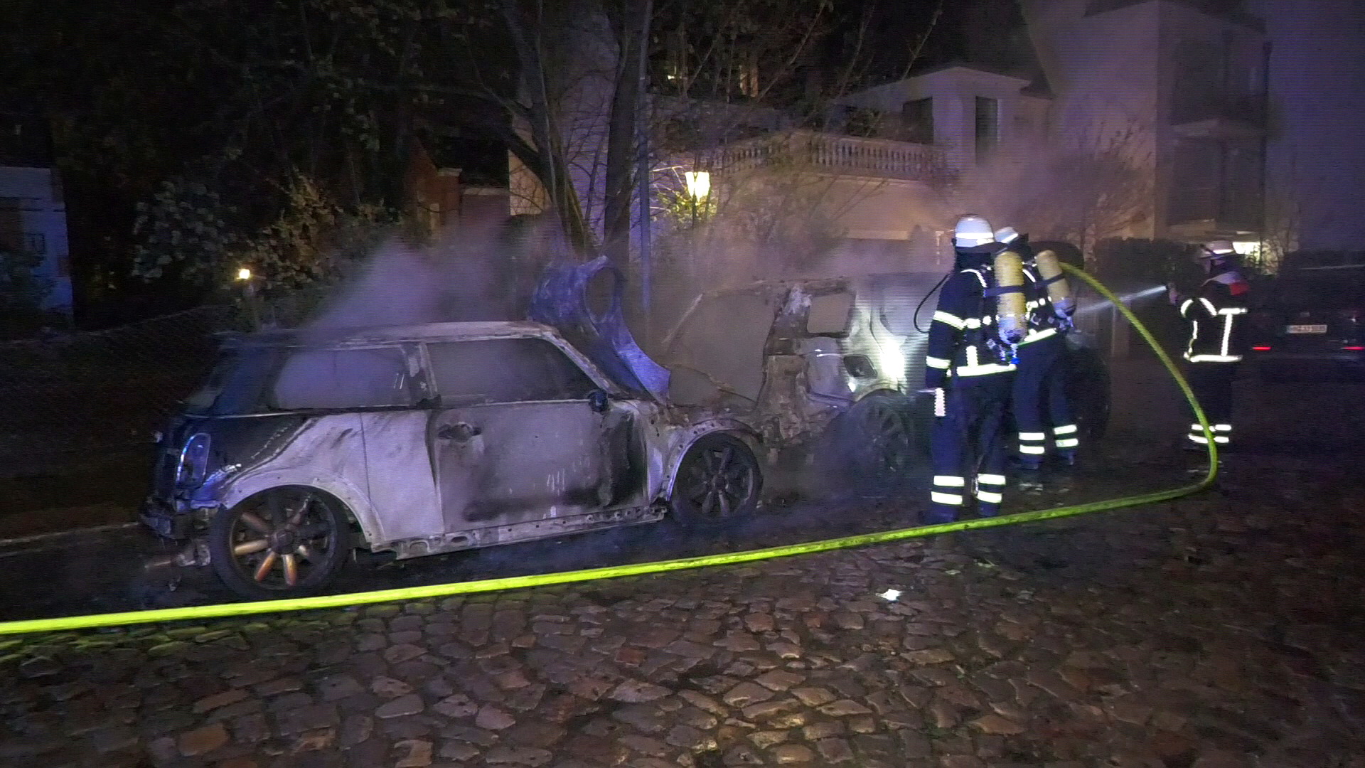 Feuer in Hamburger Nobelviertel – Auto gehen in Flammen auf