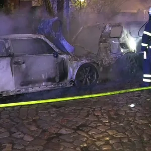 Feuer in Hamburger Nobelviertel – Auto gehen in Flammen auf