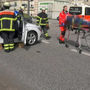Sanitäter bringen einen der Verletzten zum Rettungswagen.