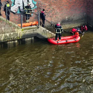 Feuerwehr, Polizei und Taucher beim Einsatz nahe der Oberbaumbrücke.