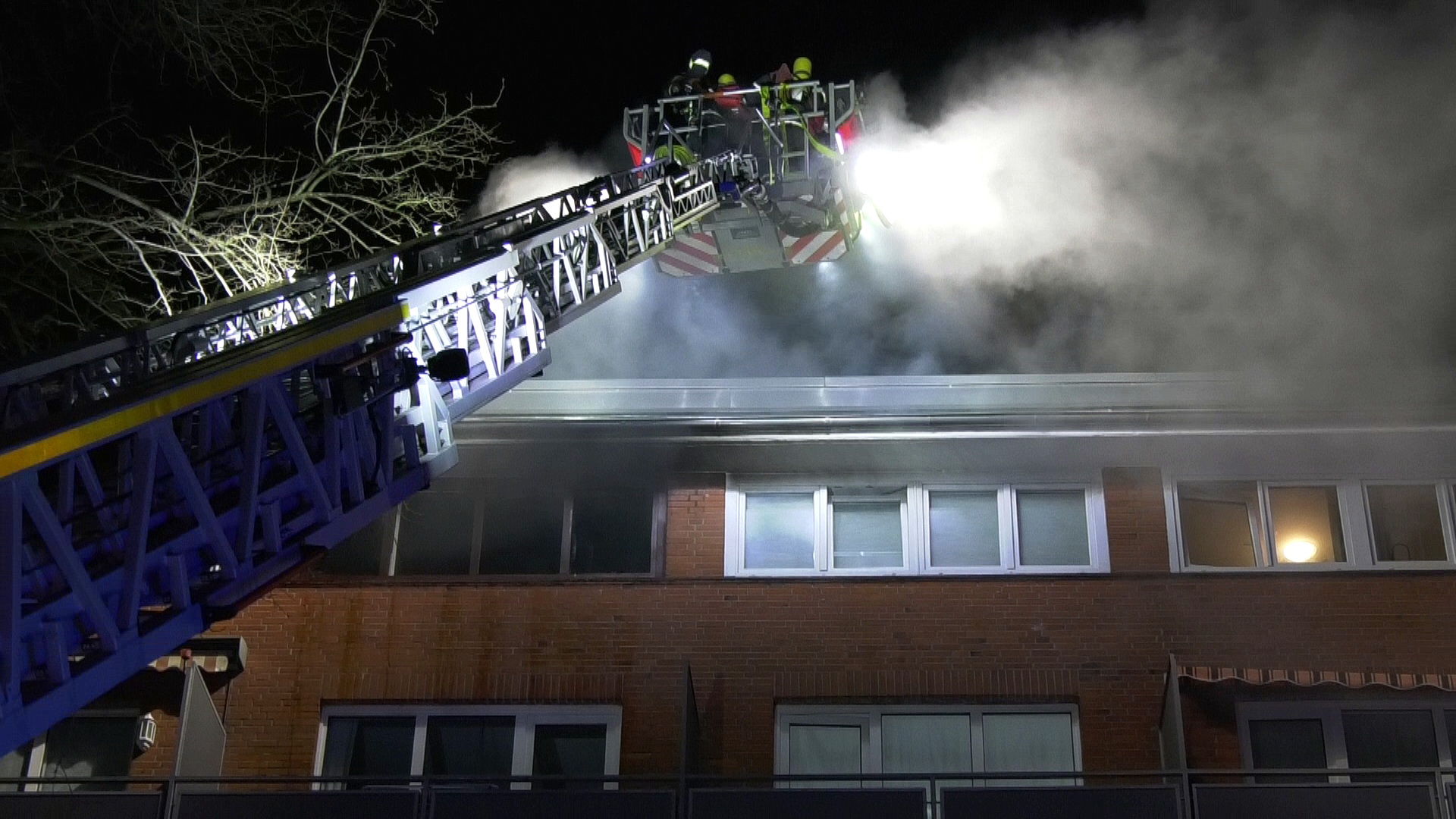 Die Wohnung im vierten Obergeschoss wurde bei dem Feuer völlig zerstört – es ist der zweite schwere Wohnungsbrand innerhalb von 24 Stunden.