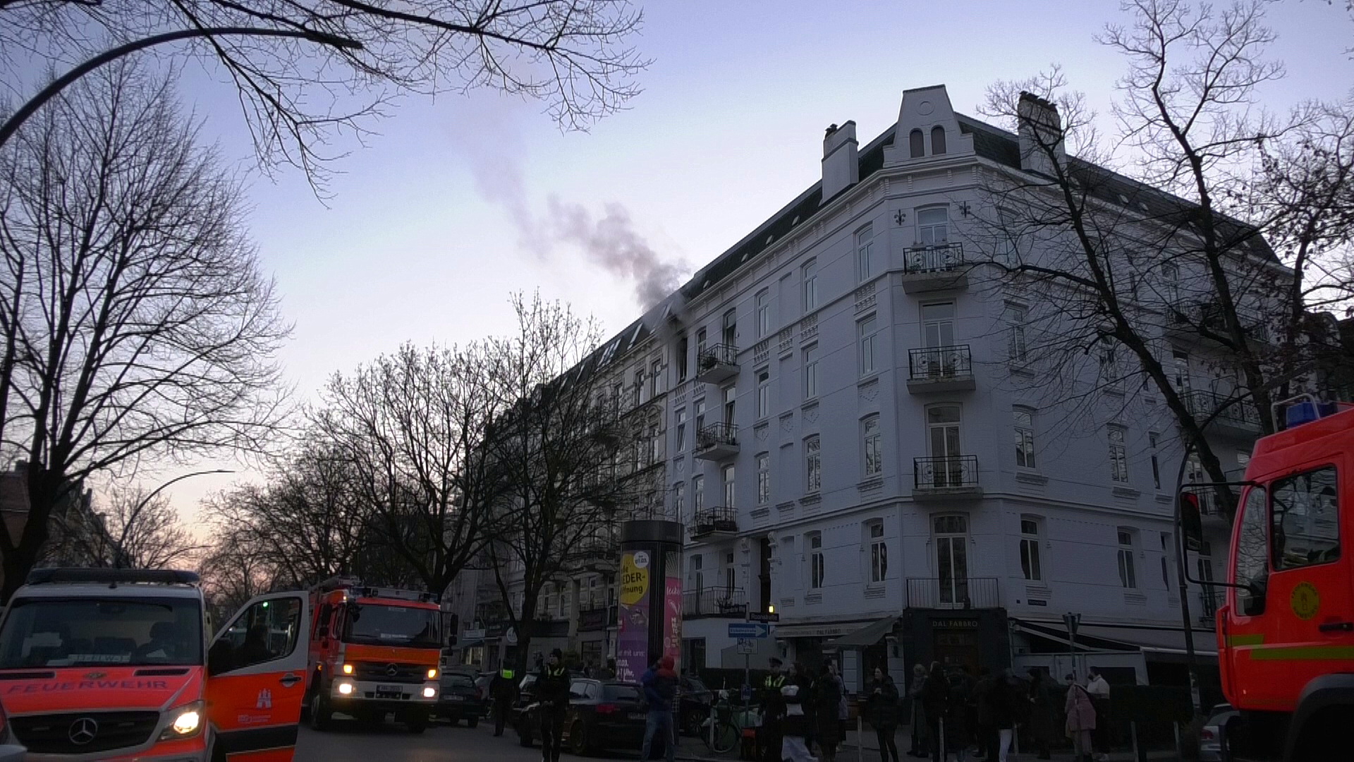 Rauch zieht aus der betroffenen Wohnung, in der ein Feuer ausgebrochen ist.