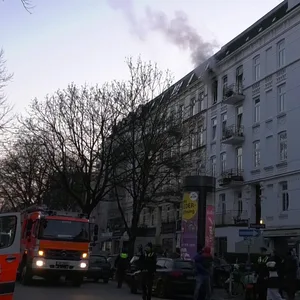 Rauch zieht aus der betroffenen Wohnung, in der ein Feuer ausgebrochen ist.